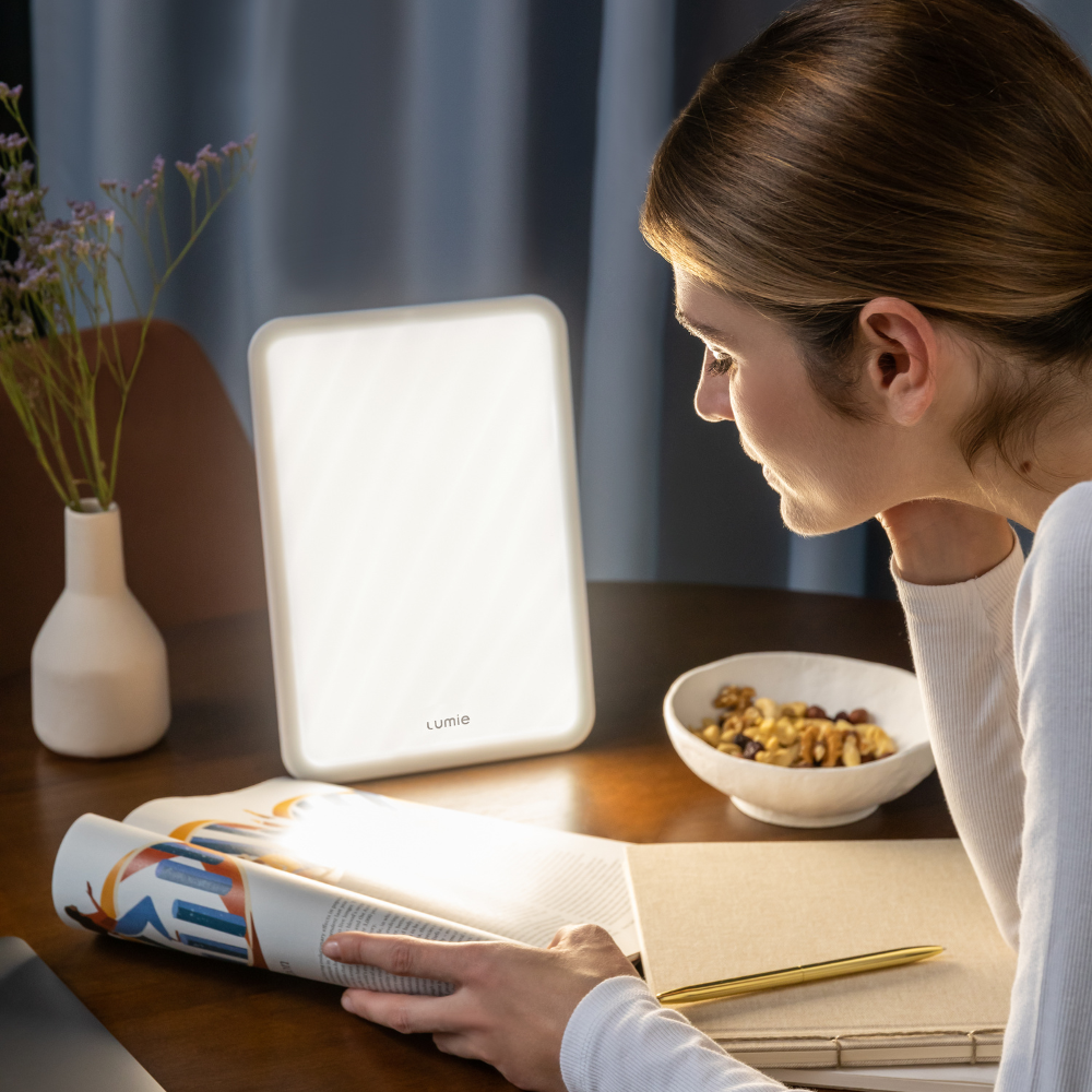 Vitamin L – medical 10,000 lux light therapy lamp with daylight spectrum and two-position stand