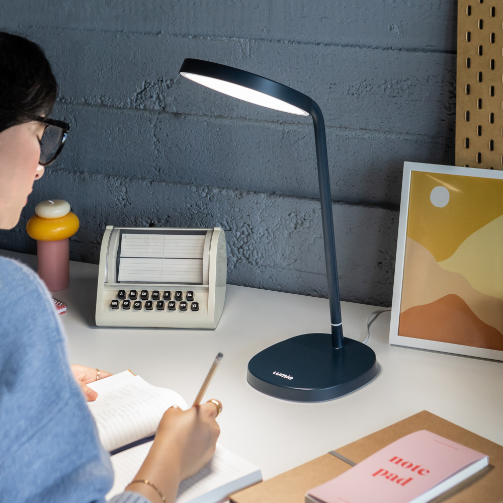 Uzdevums – 10 000 luksu terapijas lampa ar CRI 95+ dienasgaismas spektru, regulējamu leņķi un ergonomisku dizainu