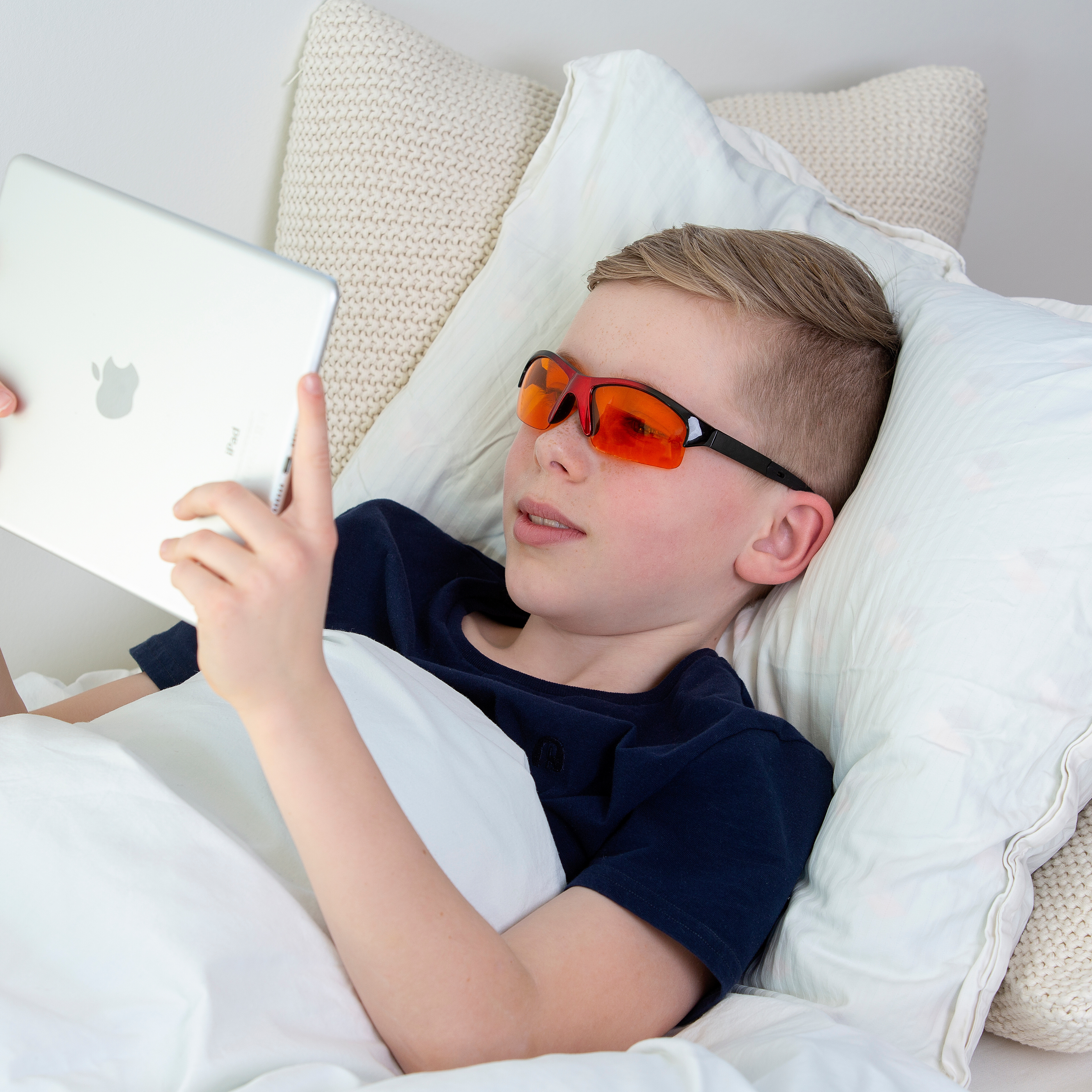 MelaMedic® COPENHAGEN III – medical blue light blocking glasses for children (6-11 years) for healthy sleep and a peaceful evening