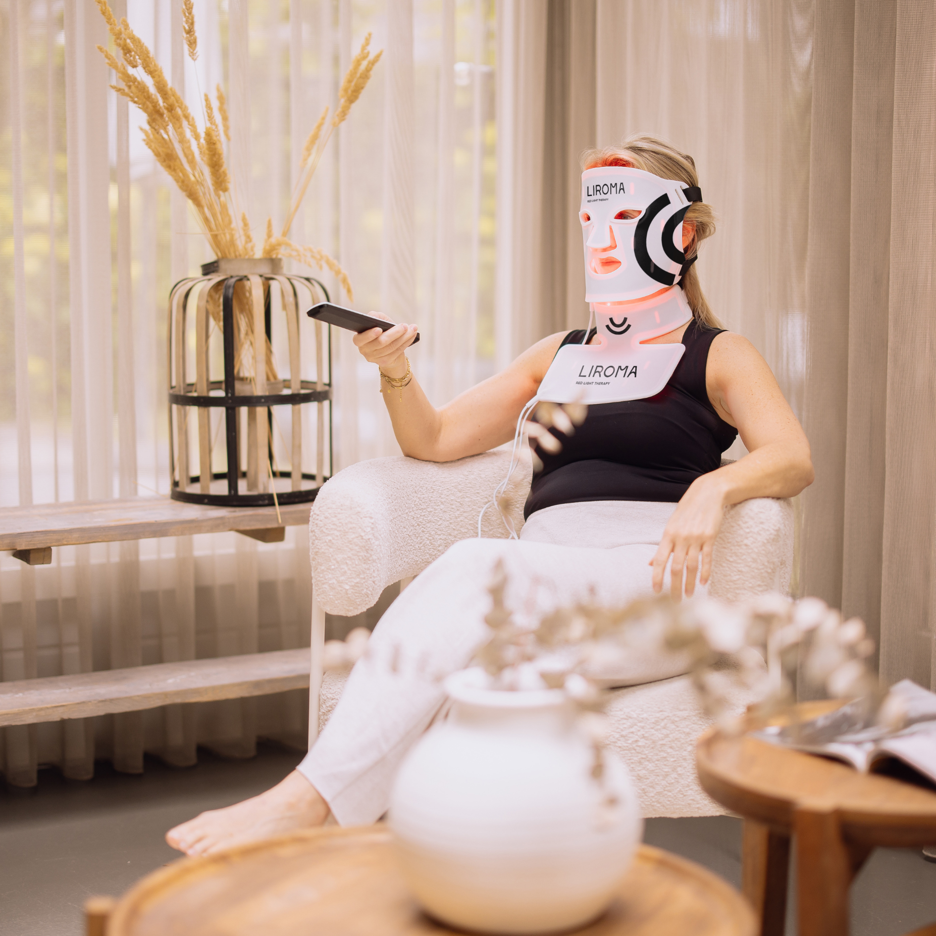 LIROMA® LED terapeitiskā sarkanās gaismas un tuvā infrasarkanā starojuma sejas, kakla un dekoltē maska