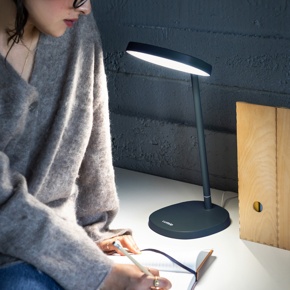 Uzdevums – 10 000 luksu terapijas lampa ar CRI 95+ dienasgaismas spektru, regulējamu leņķi un ergonomisku dizainu