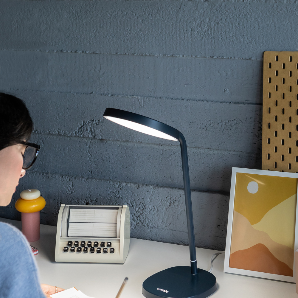 Uzdevums – 10 000 luksu terapijas lampa ar CRI 95+ dienasgaismas spektru, regulējamu leņķi un ergonomisku dizainu