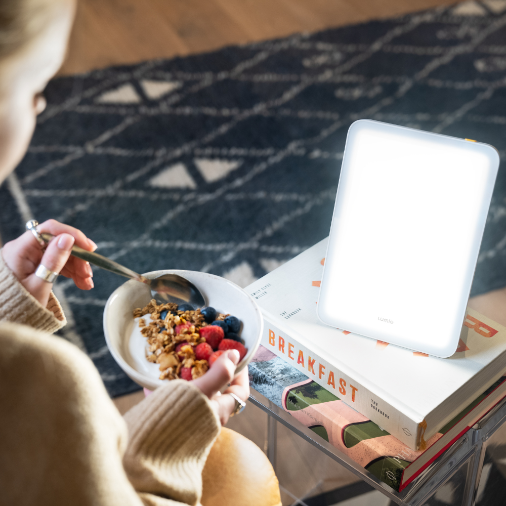 Mini - kompakta 10 000 luksu gaismas terapijas lampa garastāvokļa, enerģijas un miega regulēšanai