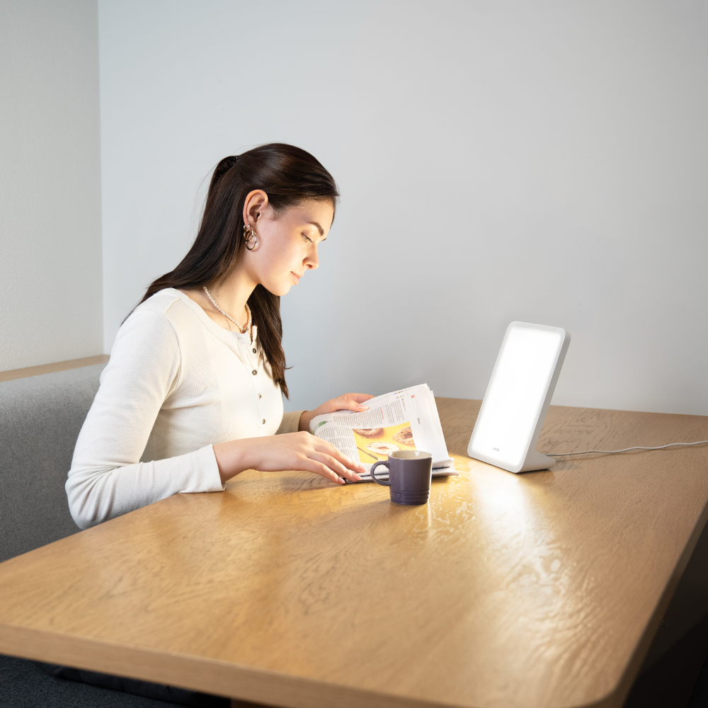 Mini - kompakta 10 000 luksu gaismas terapijas lampa garastāvokļa, enerģijas un miega regulēšanai