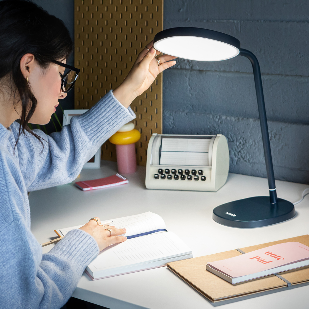 Uzdevums – 10 000 luksu terapijas lampa ar CRI 95+ dienasgaismas spektru, regulējamu leņķi un ergonomisku dizainu