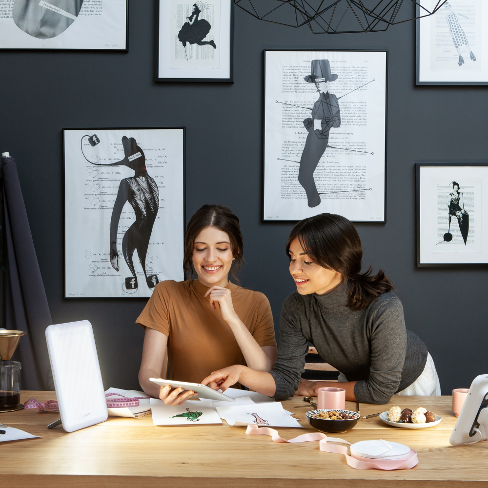 L vitamīns – medicīniskā 10 000 luksu gaismas terapijas lampa ar dienasgaismas spektru un divu pozīciju statīvu