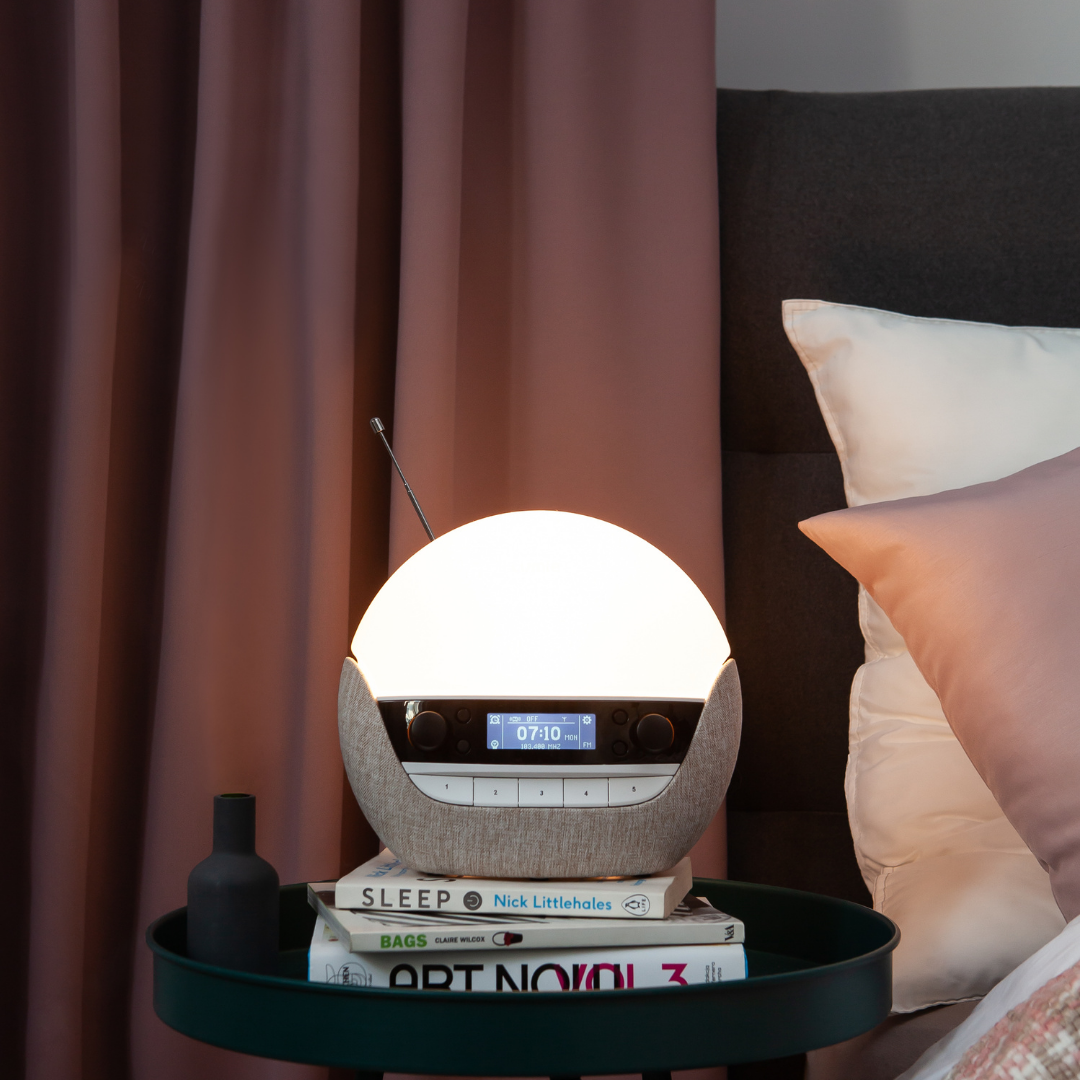 Bodyclock Luxe 700FM – gaismas modinātājs ar 25 skaņām, Bluetooth savienojumu