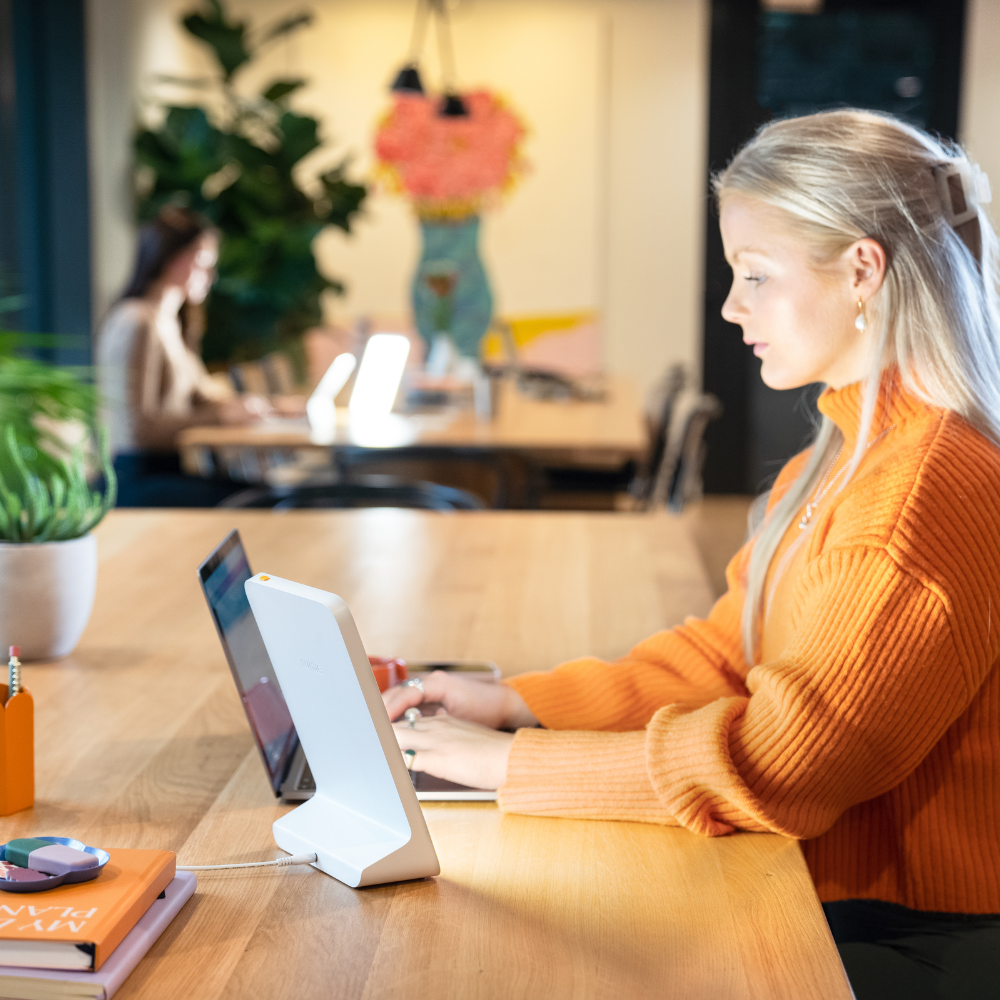 Mini - kompakta 10 000 luksu gaismas terapijas lampa garastāvokļa, enerģijas un miega regulēšanai