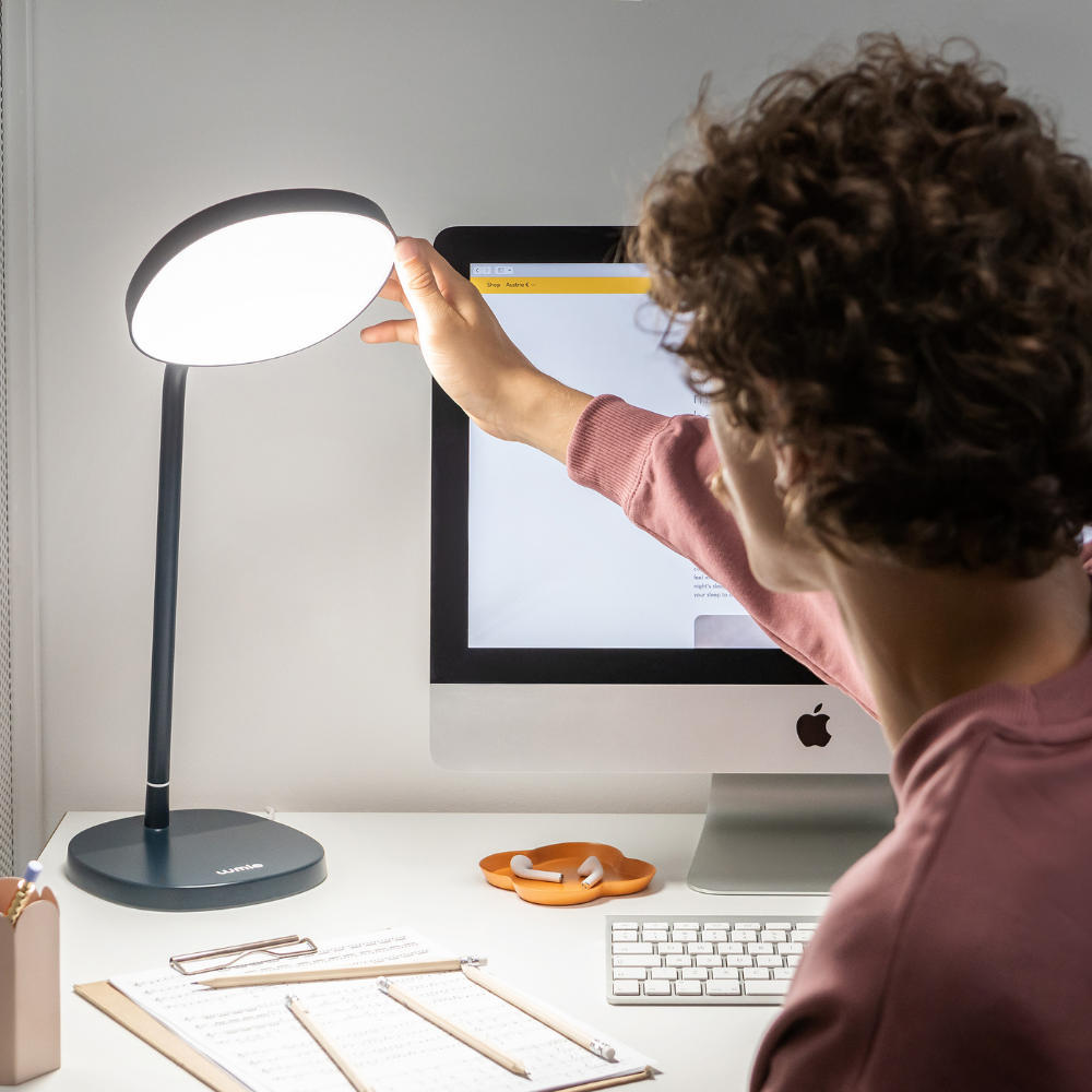 Uzdevums – 10 000 luksu terapijas lampa ar CRI 95+ dienasgaismas spektru, regulējamu leņķi un ergonomisku dizainu