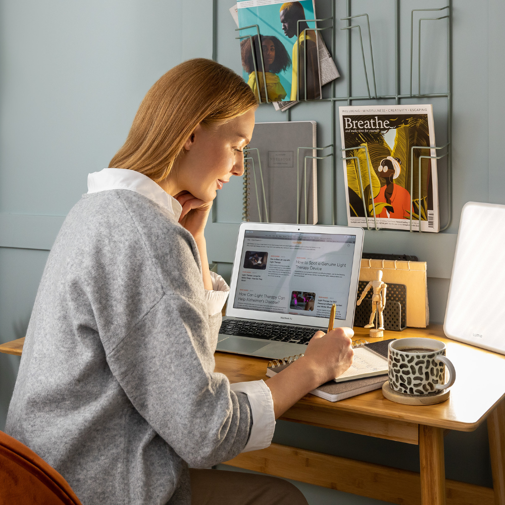 L vitamīns – medicīniskā 10 000 luksu gaismas terapijas lampa ar dienasgaismas spektru un divu pozīciju statīvu