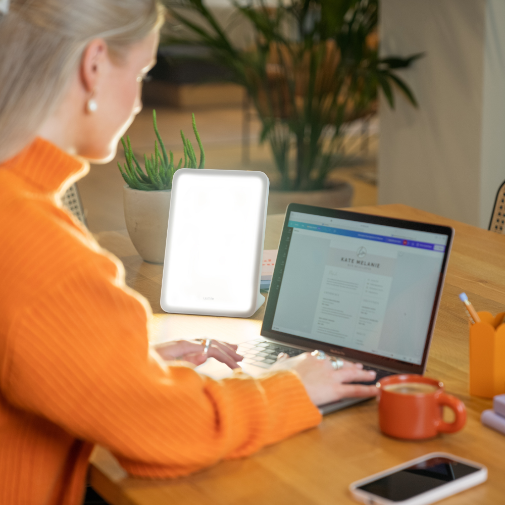 Mini - kompakta 10 000 luksu gaismas terapijas lampa garastāvokļa, enerģijas un miega regulēšanai