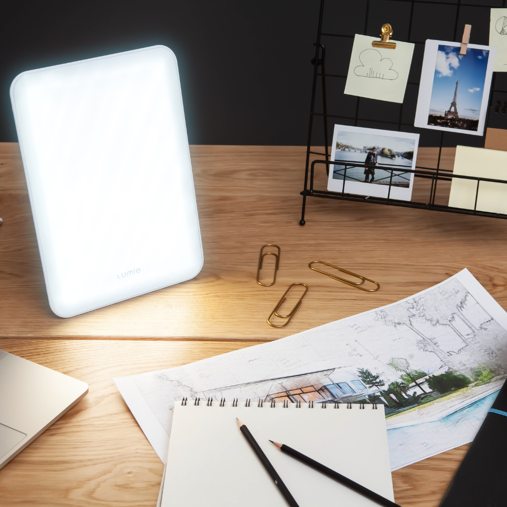 L vitamīns – medicīniskā 10 000 luksu gaismas terapijas lampa ar dienasgaismas spektru un divu pozīciju statīvu