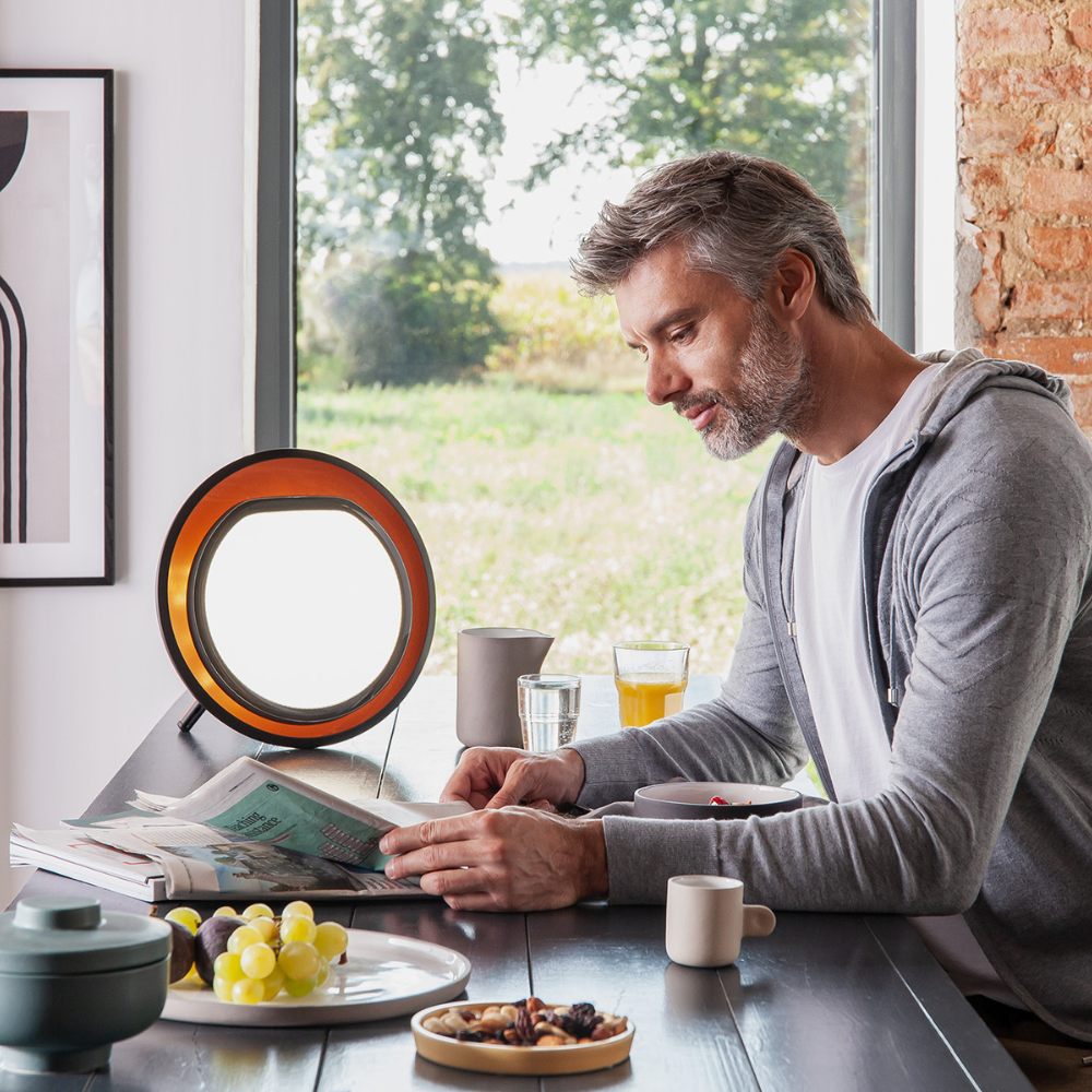 Halo – daudzfunkcionāla 10 000 luksu gaismas terapijas lampa ar dienas un vakara režīmiem