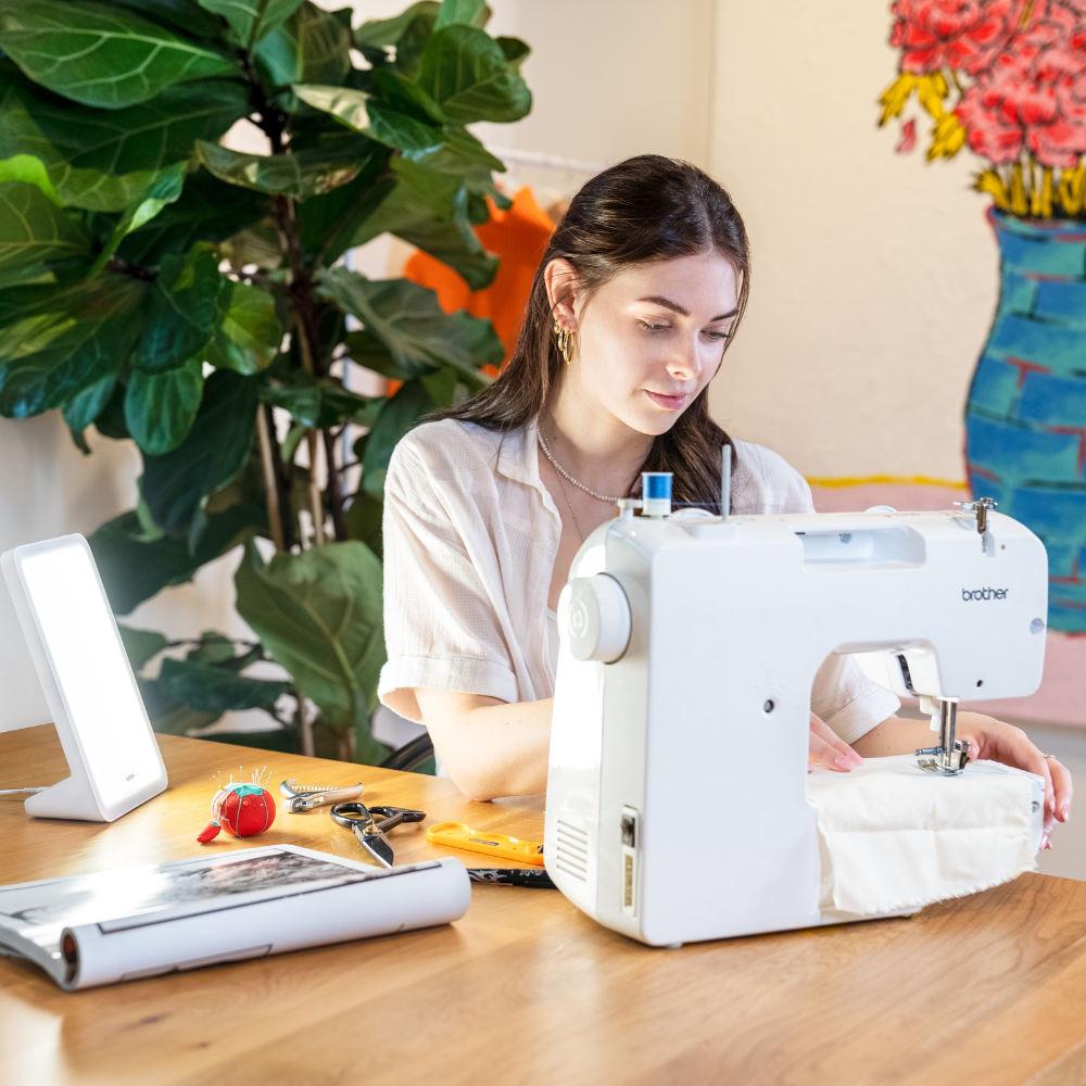 Mini - kompakta 10 000 luksu gaismas terapijas lampa garastāvokļa, enerģijas un miega regulēšanai