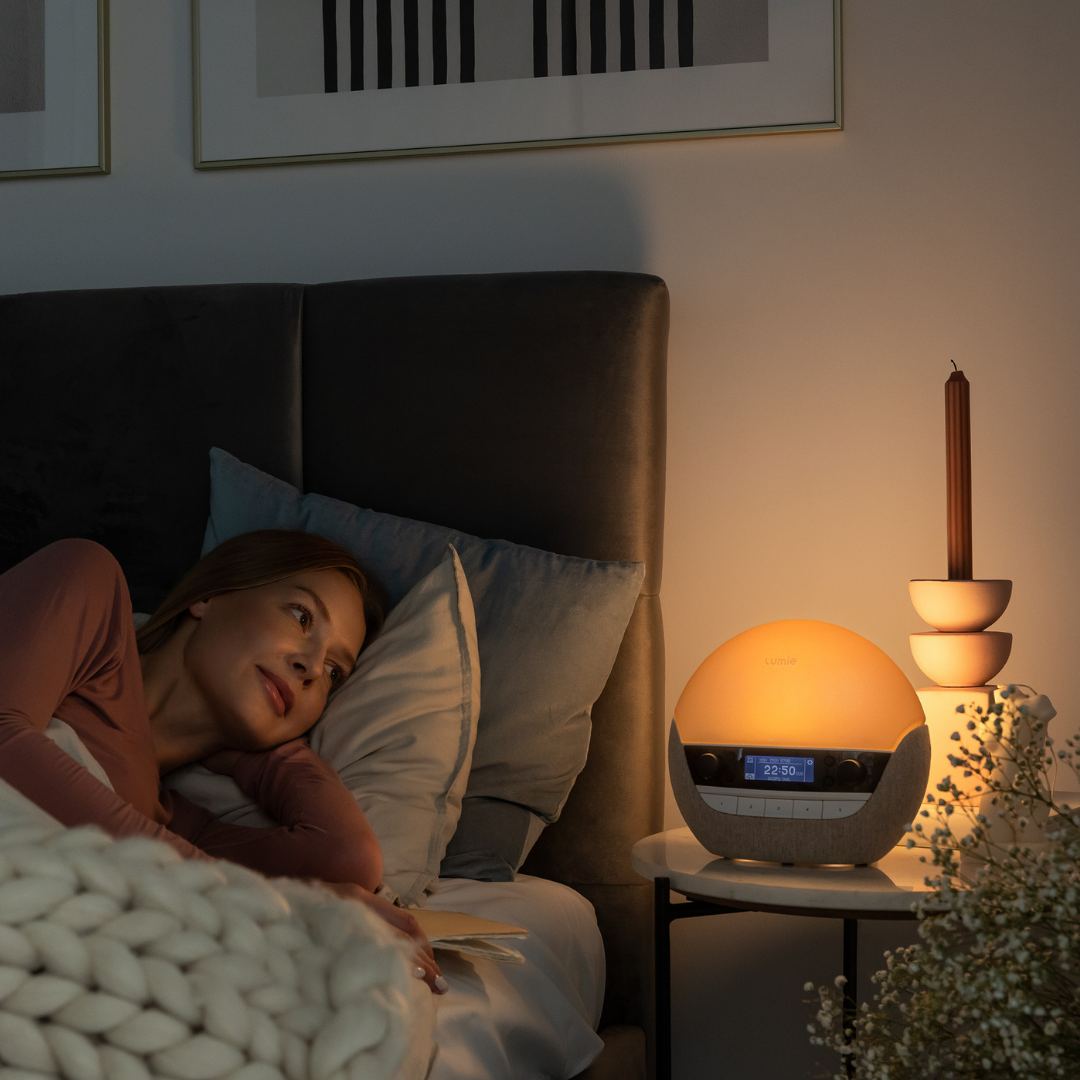 Bodyclock Luxe 700FM – gaismas modinātājs ar 25 skaņām, Bluetooth savienojumu