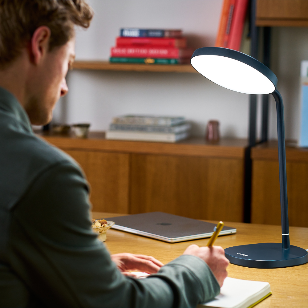 Uzdevums – 10 000 luksu terapijas lampa ar CRI 95+ dienasgaismas spektru, regulējamu leņķi un ergonomisku dizainu